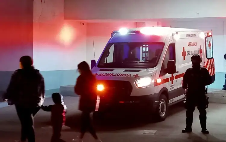 Hieren de baja a dos fuera de una tienda en colonia Los Maestros