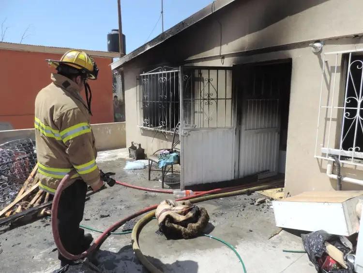 Destruye fuego vivienda en la Mesa
