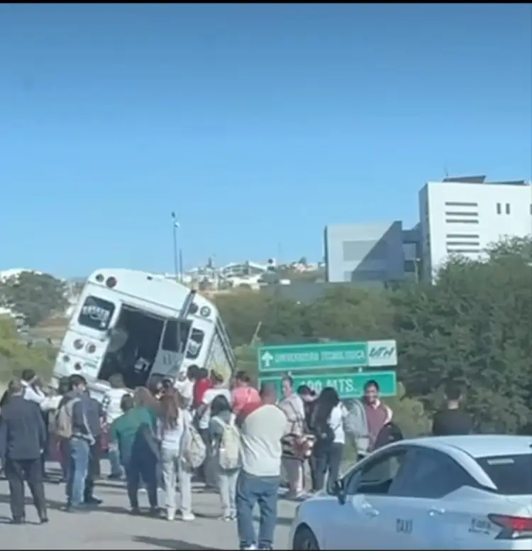 Tres personas hospitalizadas tras accidente  en camión urbano al sur de Nogales