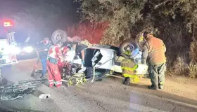 Vuelcan en camioneta robada; presentaban impactos de bala