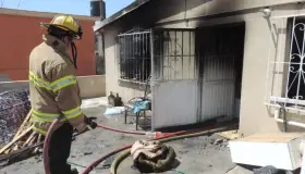 Destruye fuego vivienda en la Mesa
