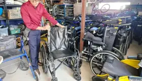 Pone Arsobo sillas de ruedas a disposición de la comunidad