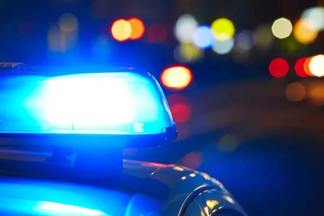 Persuaden policías y evitan que mujer se lance de puente