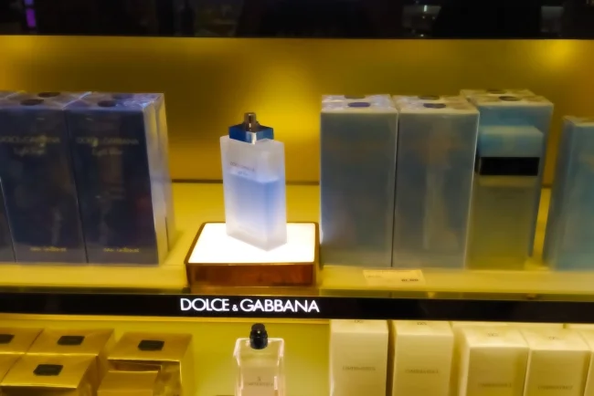 Marcas de ropa y sus perfumes insignia: un maridaje que destaca siempre