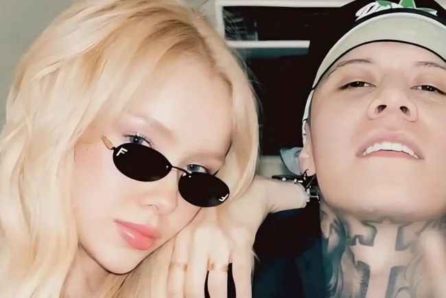 Santa Fe Klan confirma romance con María Salazar al ritmo de "Los Chismes"