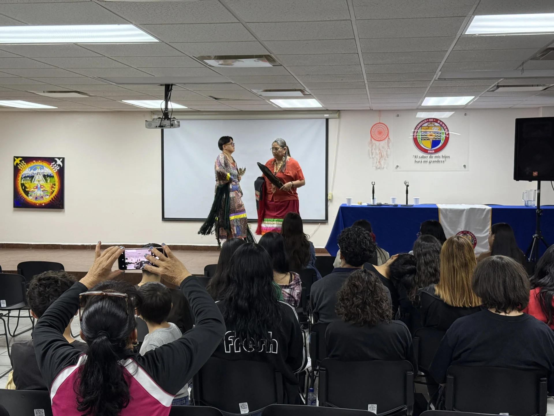 Comparten Apaches su cultura con universitarios