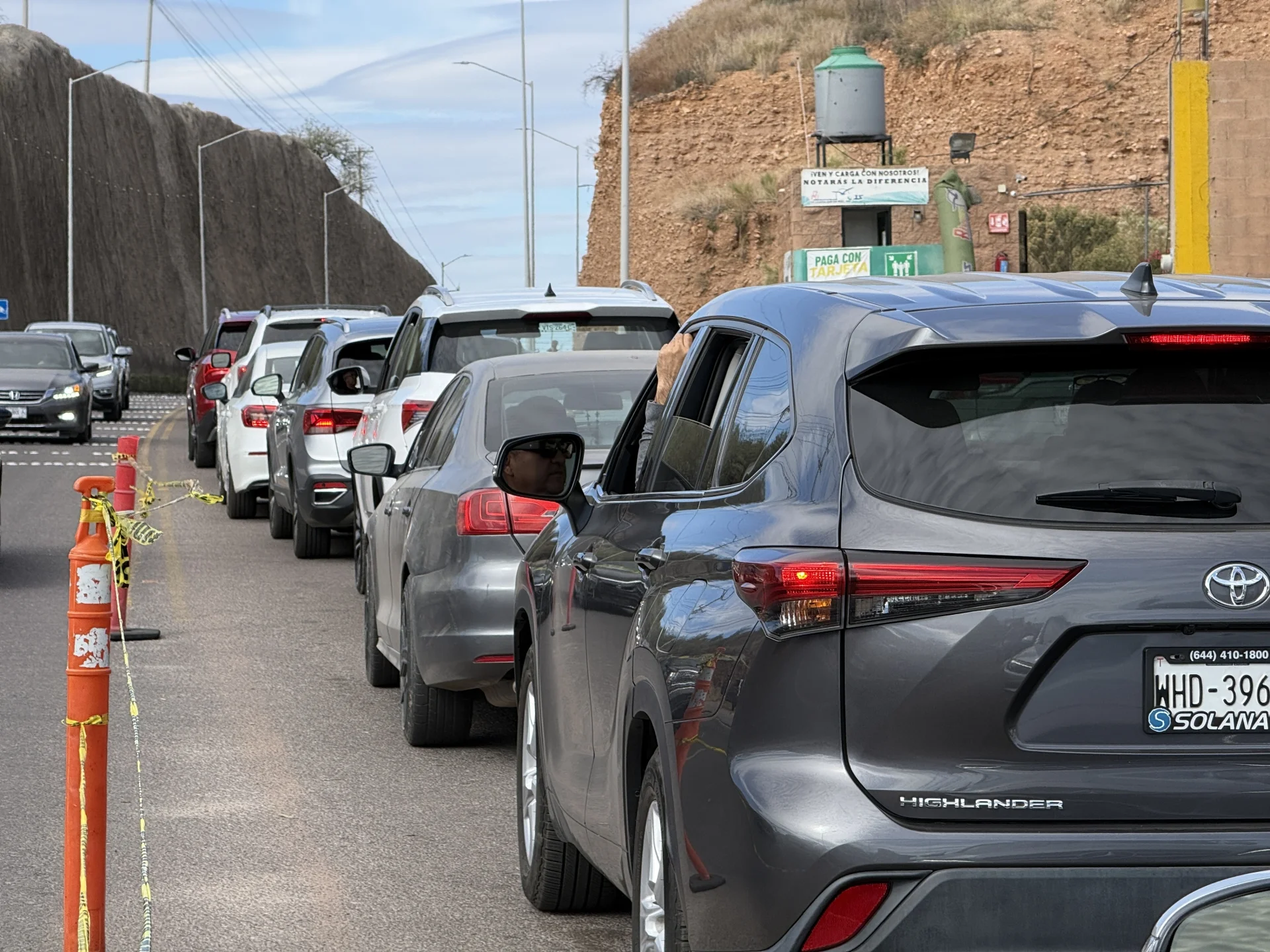 Largas filas en los cruces fronterizos