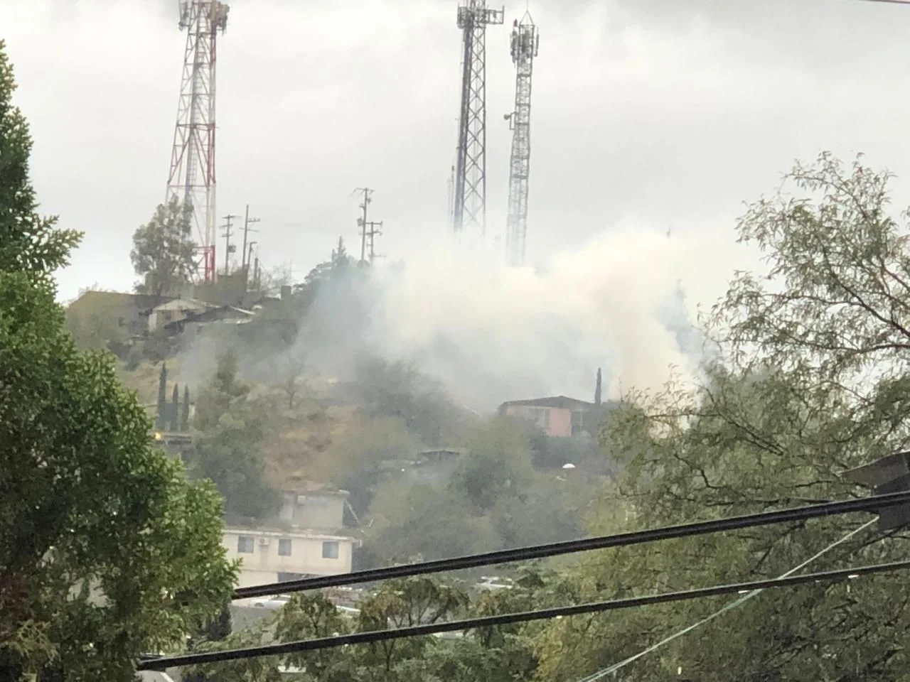 Arde casa y taller de carpintería en colonia Embarcadero