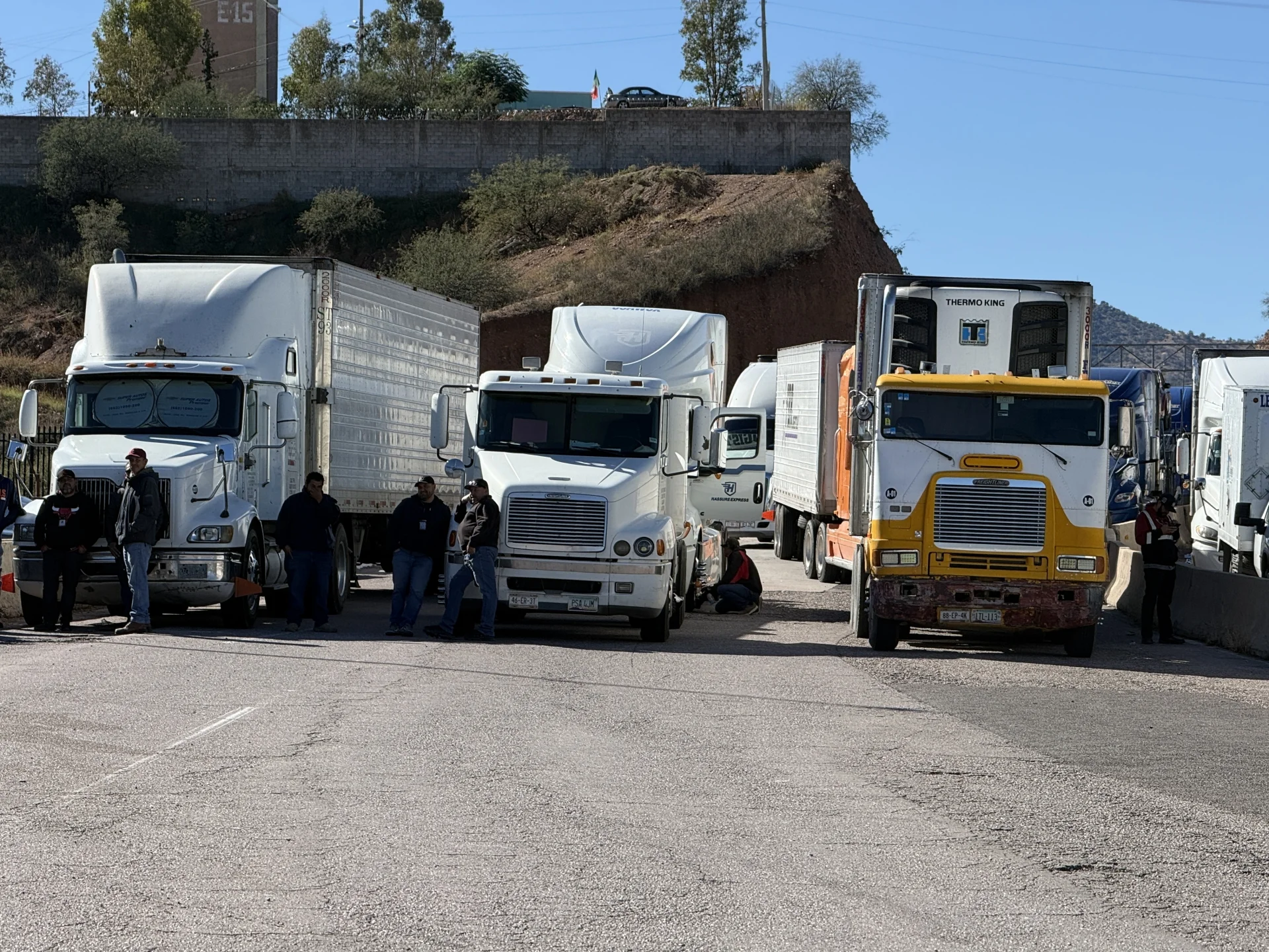 Cierran cruce comercial en Nogales ante ausencia de respuesta federal