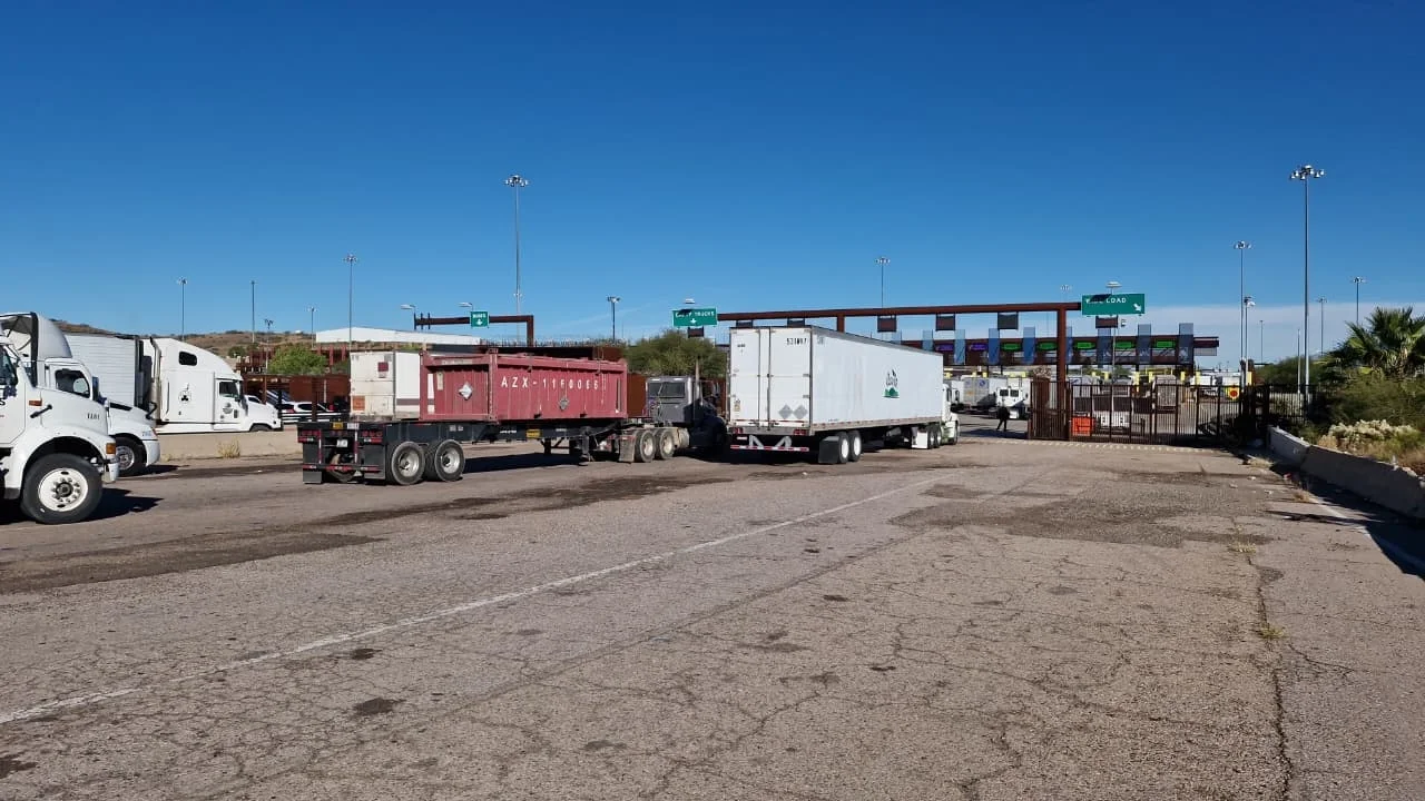 Transportistas desalojan bloqueo agrícola y reanudan cruces en la garita Mariposa
