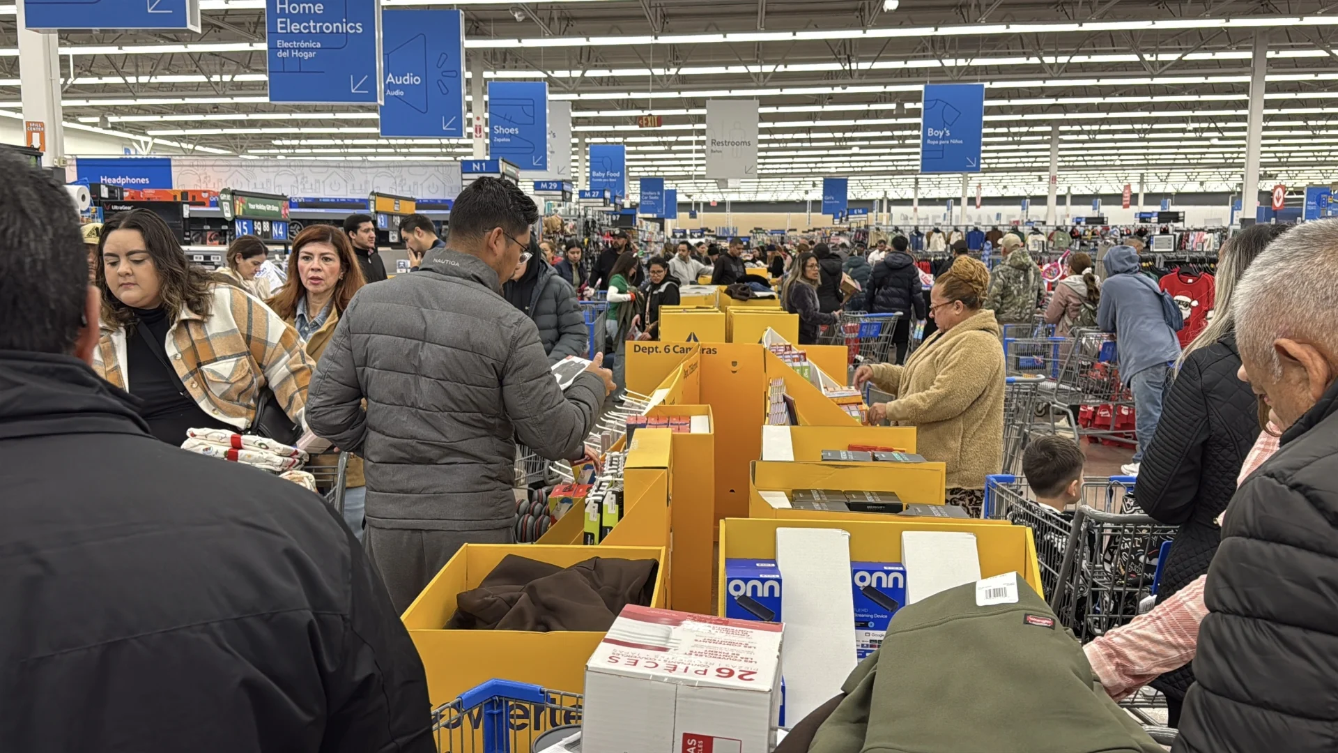 Largas filas y grandes descuentos marcan el inicio del Black Friday fronterizo