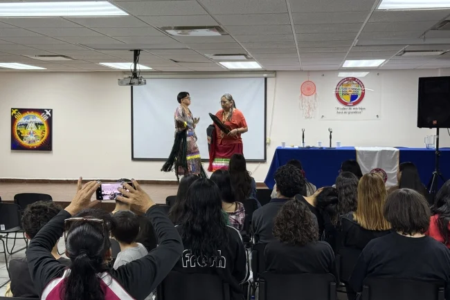 Comparten Apaches su cultura con universitarios