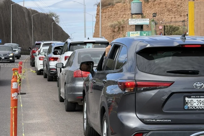 Largas filas en los cruces fronterizos