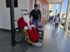Entre paletas y sonrisas: José Román encarna a Santa Claus para alegrar la Navidad en Nogales