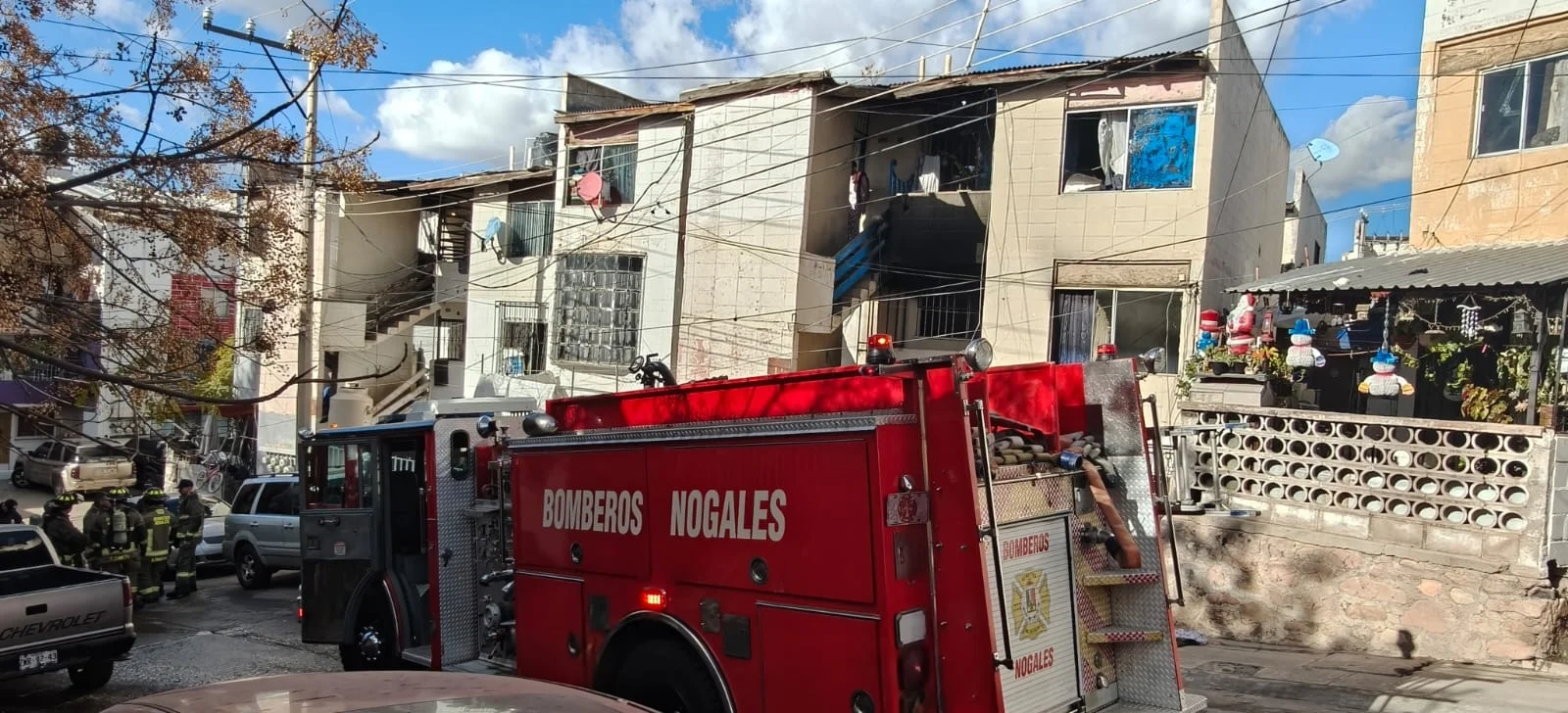Incendio en conjunto 5 de Mayo deja daños totales en un departamento