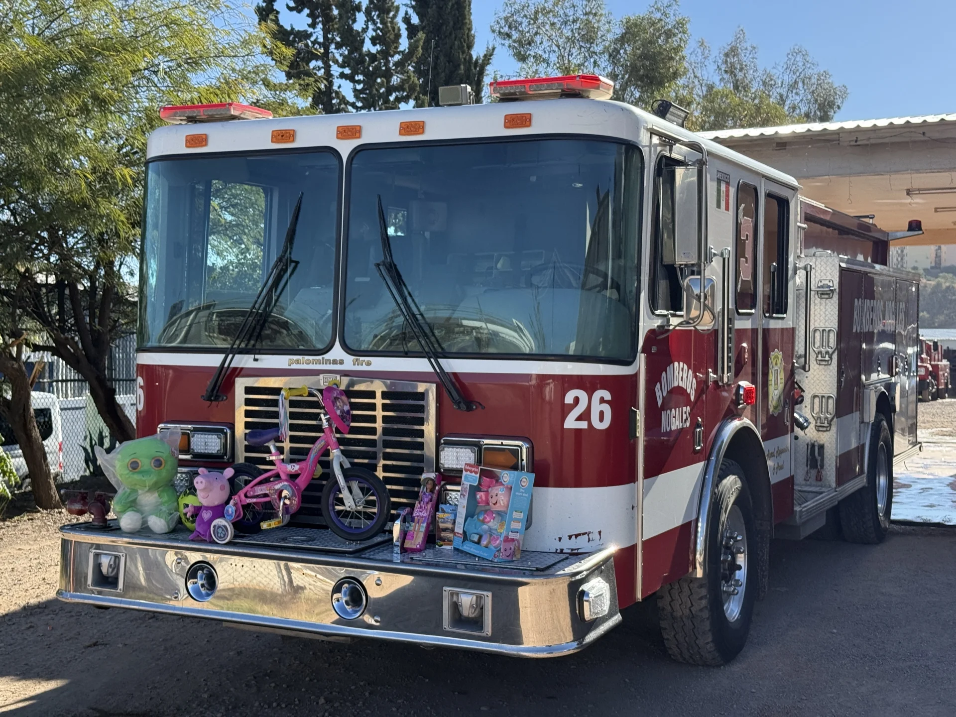 Con corazón altruista, bomberos buscan regalar sonrisas a niños nogalenses