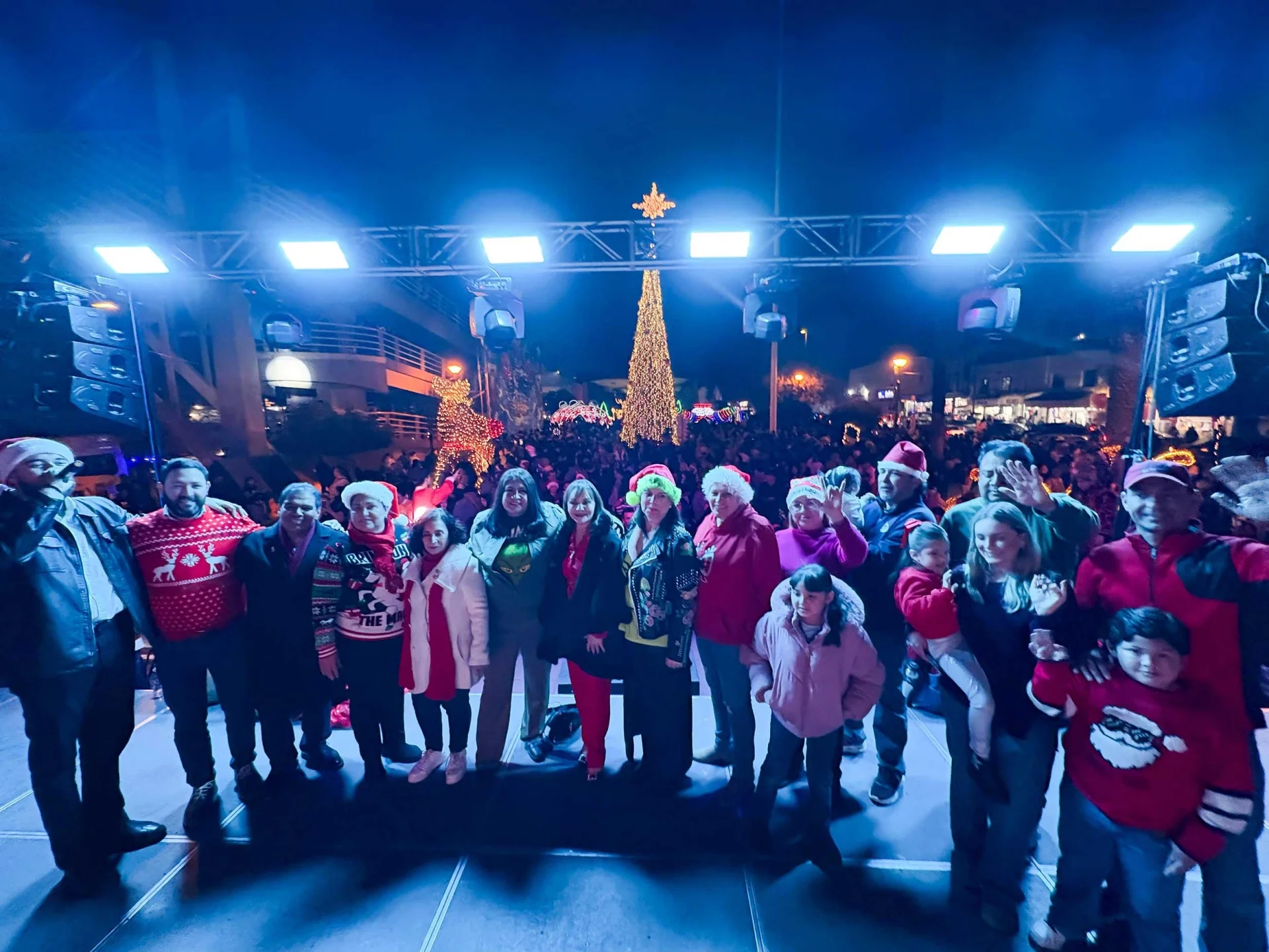 Celebran el encendido del árbol navideño en Nogales