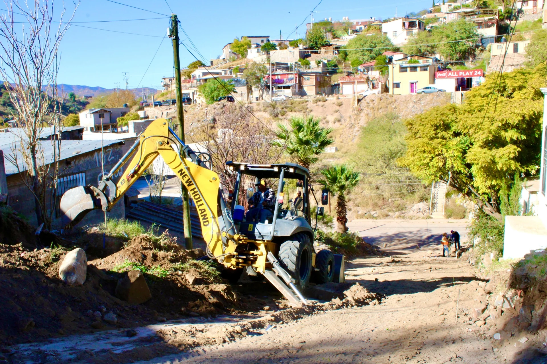 Inician pavimentación de la calle Luis Gallegos