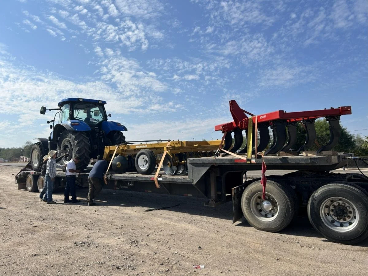 Entregan maquinaria agrícola en Ures