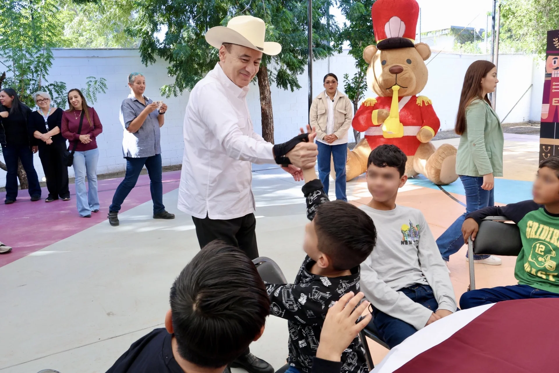 Alfonso Durazo lleva alegría navideña a niñas y niños