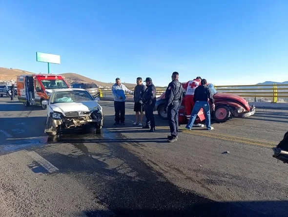 Joven conductor choca por exceso de velocidad en distribuidor vial de Lomas de Anza