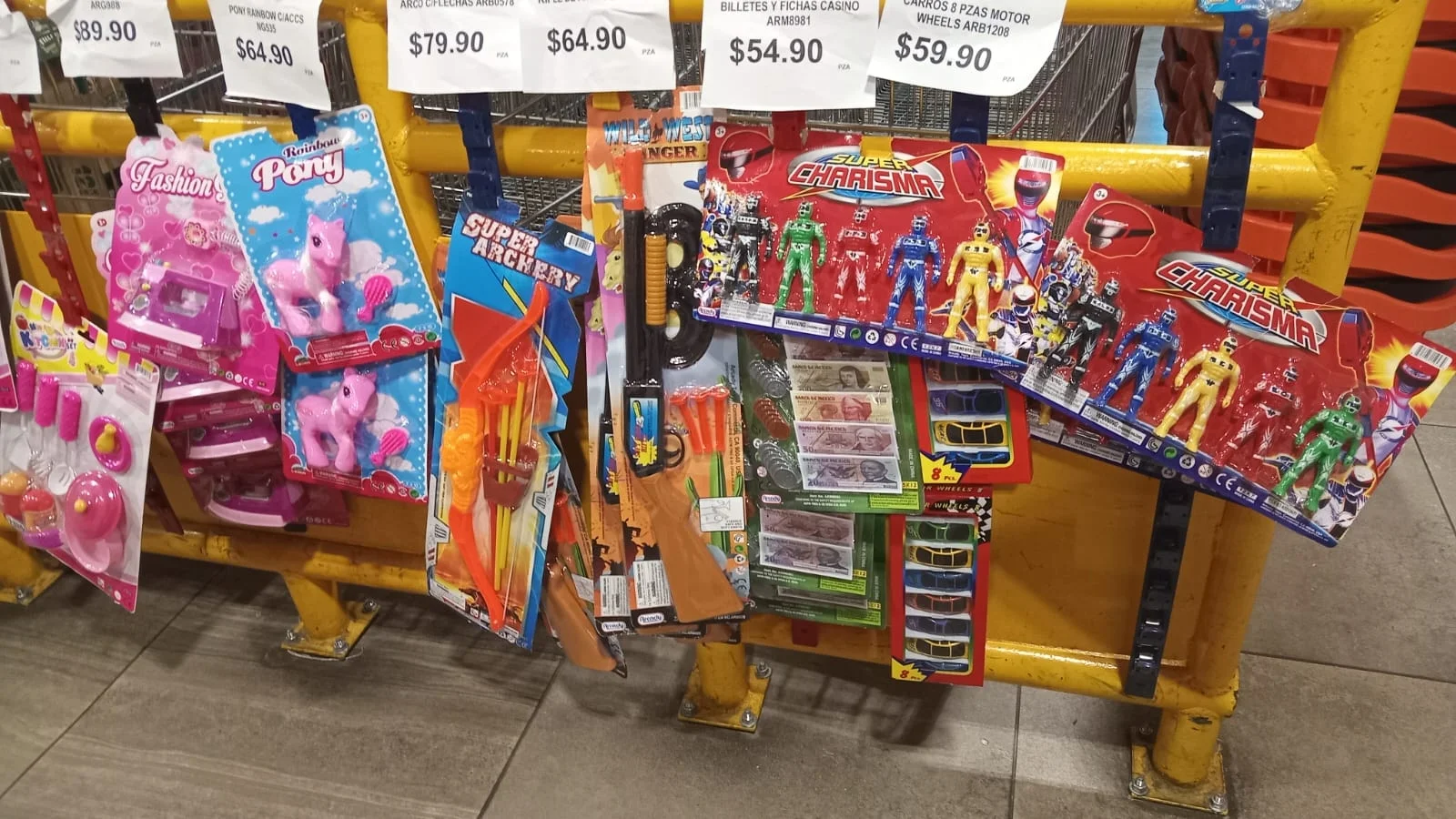 Juguetes de guerra, un riesgo silencioso en Navidad: llaman a regalar paz y creatividad