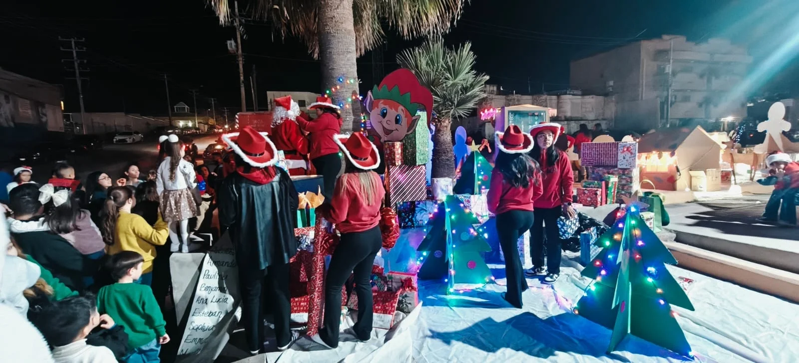 Magia y tradición iluminan el encendido del árbol en el IBJEM