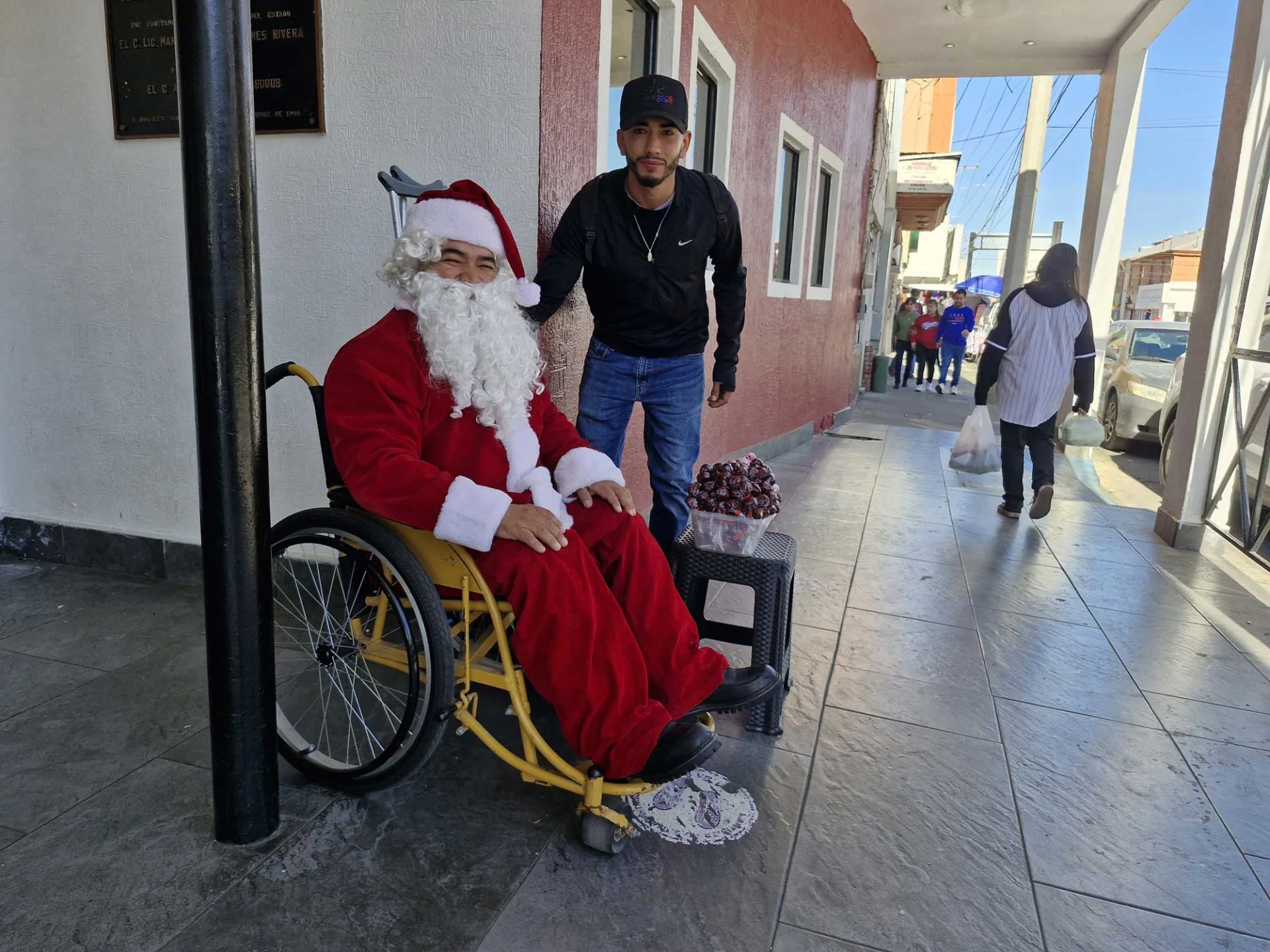 Entre paletas y sonrisas: José Román encarna a Santa Claus para alegrar la Navidad en Nogales