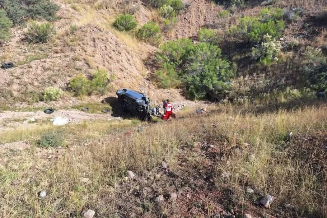 Conductor de 75 años se sale del camino y termina en un barranco en periférico Oriente