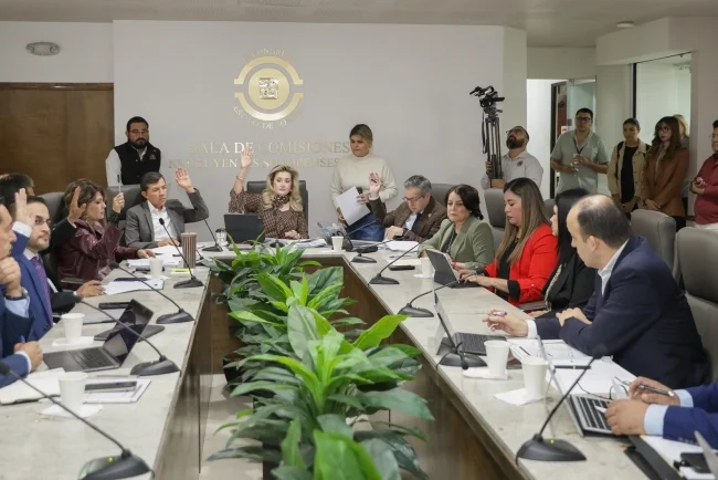 Avalan en Comisión presupuesto estatal 2026; oposición denuncia insuficiencias