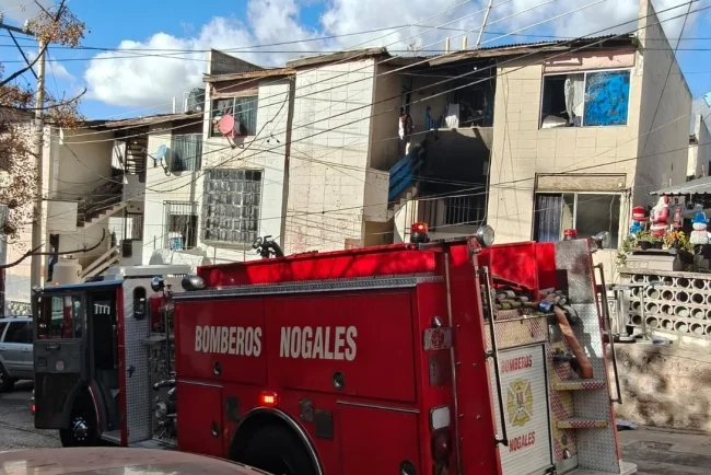 Incendio en conjunto 5 de Mayo deja daños totales en un departamento