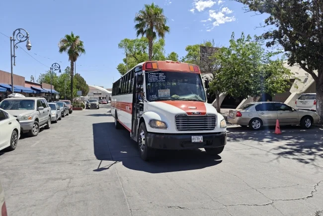 Pasajera resulta lesionada tras arranque imprudente de camión; chofer es arrestado