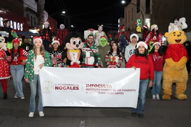 Disfrutan nogalenses del tradicional desfile navideño