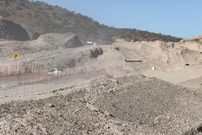 Tramo hacia Sierra Madre Occidental sigue sin iluminación ni pavimento; obra es responsabilidad de Grupo México