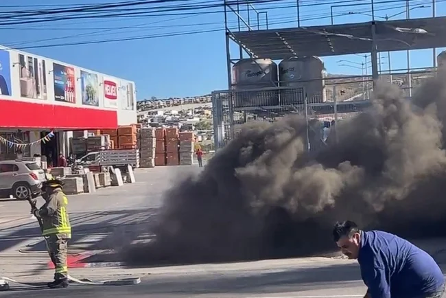 Incendio en ductos de desagüe causa alarma en Prolongación Obregón