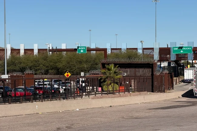 Presencia de ICE en salidas hacia México sorprende a viajeros en Nogales, Arizona