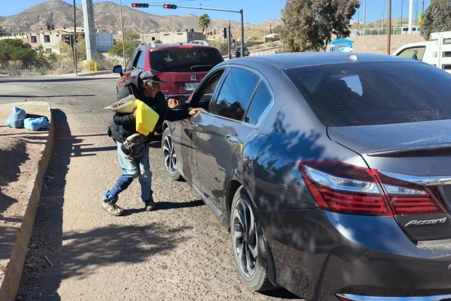 La historia de Manuel, el vendedor de periódicos que convirtió la adversidad en fortaleza