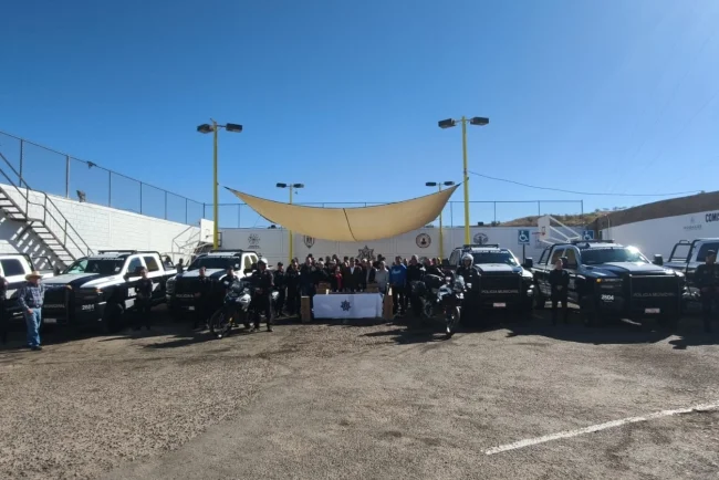 Alcalde Gim Nogales encabeza entrega de patrullas y radios a Seguridad Pública