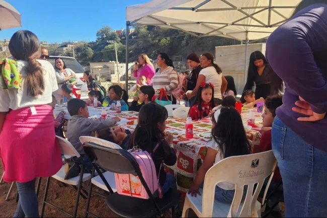 Llevan posada navideña a niñez en colonia Colosio