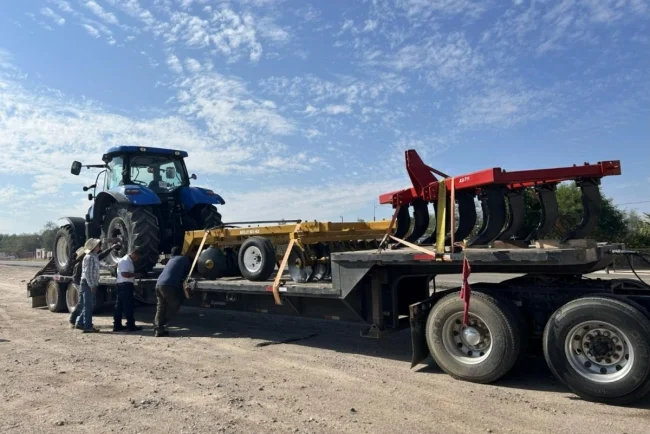 Entregan maquinaria agrícola en Ures
