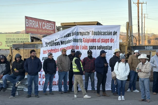 Trabajadores bloquean carretera México 15 en Nogales por falta de pagos del Gobierno Federal
