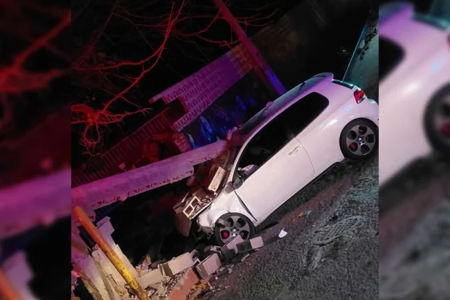 Conductor pierde el control y derriba barda del panteón Del Rosario