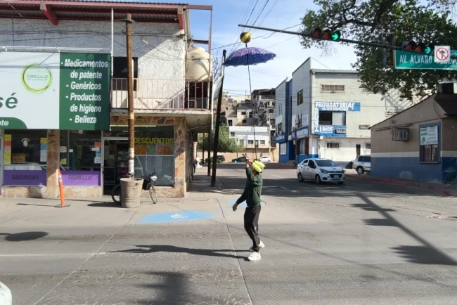 Del circo a los semáforos: la historia de Julio Dorado, el malabarista que da color a Nogales