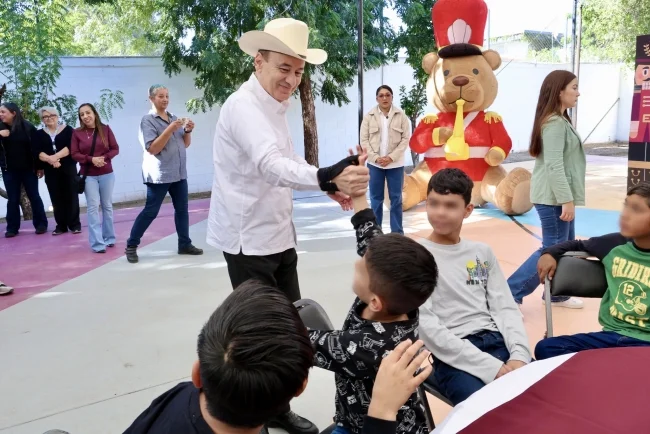 Alfonso Durazo lleva alegría navideña a niñas y niños