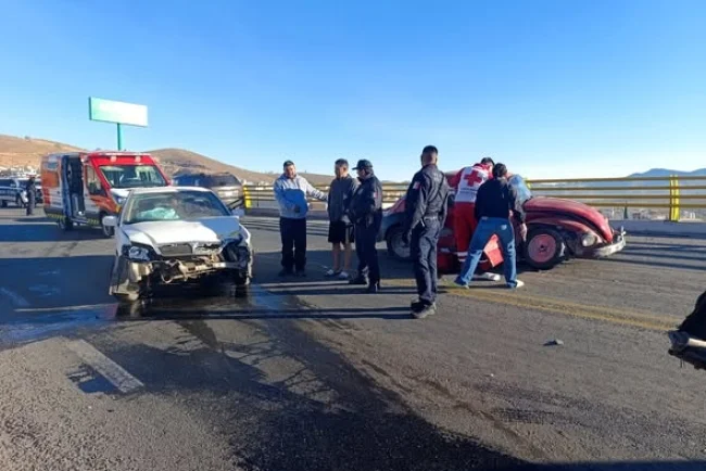 Joven conductor choca por exceso de velocidad en distribuidor vial de Lomas de Anza