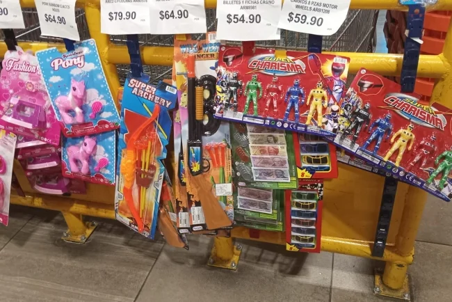 Juguetes de guerra, un riesgo silencioso en Navidad: llaman a regalar paz y creatividad