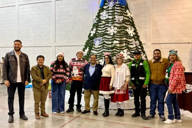 Realizan desfile navideño en La Mesa