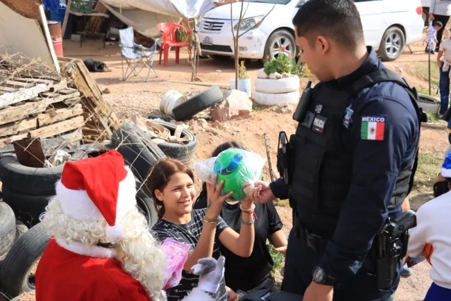 Policías de Nogales reparten juguetes a más de mil niñas y niños en Navidad