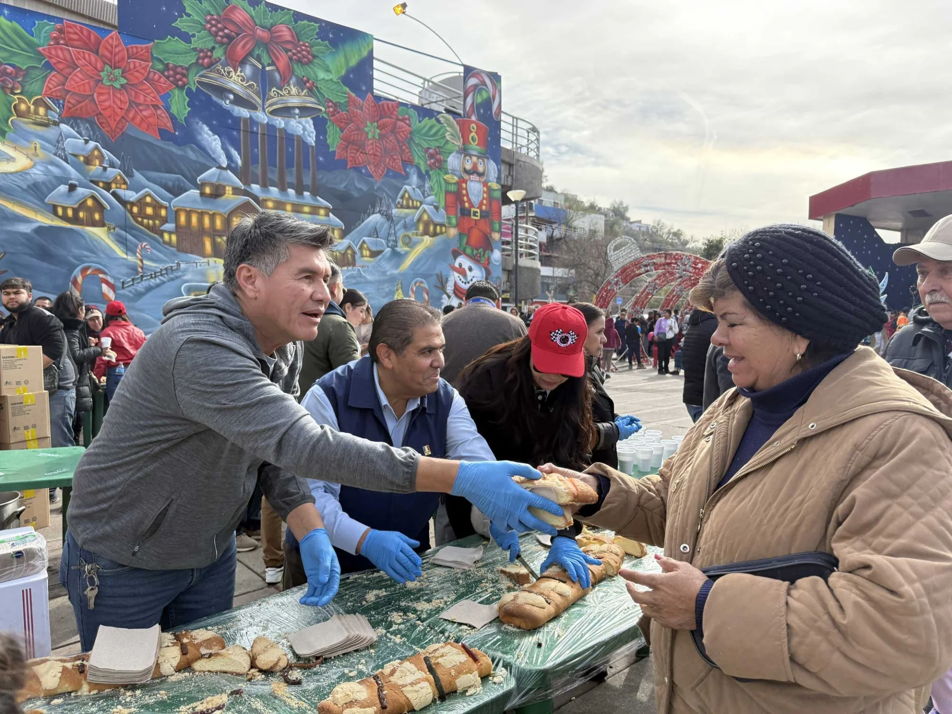 Rosca de Reyes de 500 metros vuelve a llenar de magia la plaza Miguel Hidalgo