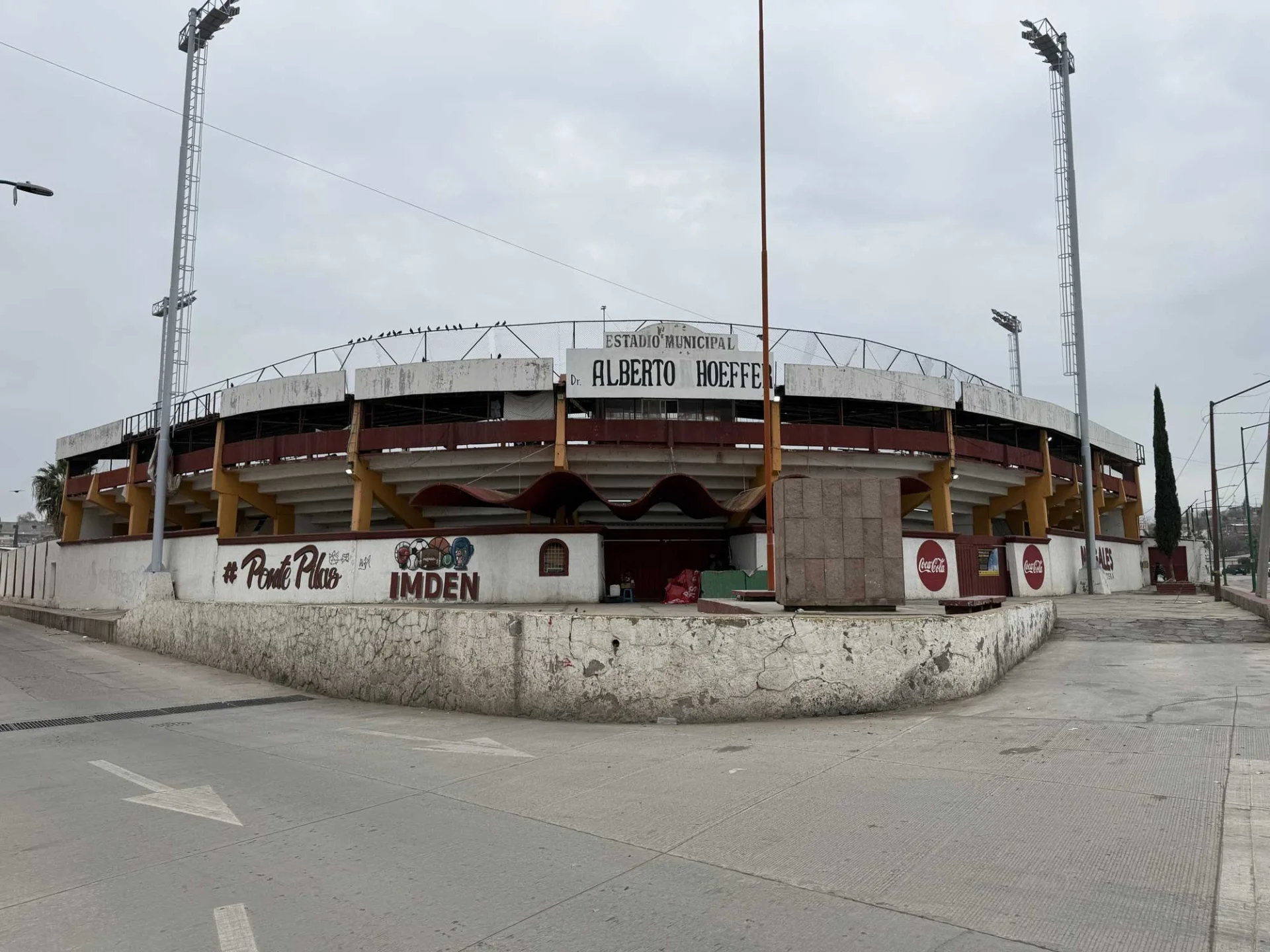 Renovación eléctrica coloca al estadio Alberto Hoeffer a nivel profesional